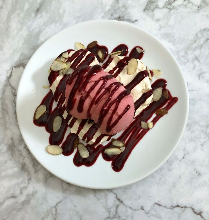 meringue hearts with raspberry sauce