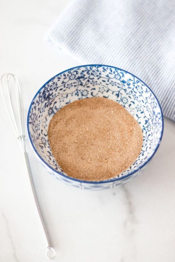 snickerdoodles, Whisk together cinnamon and sugar