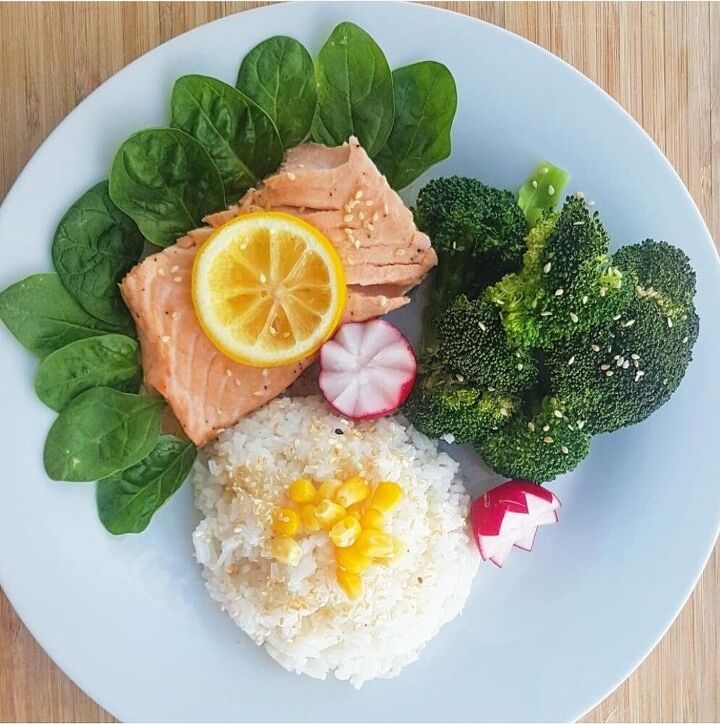 baked salmon with steamed broccoli