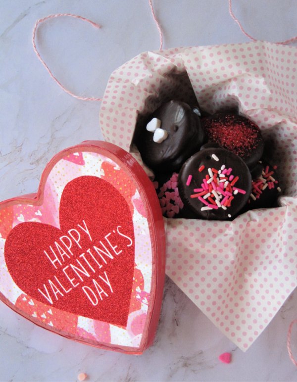 chocolate covered valentine s day oreo cookies