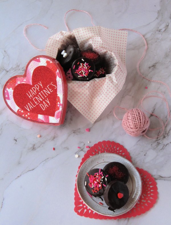 chocolate covered valentine s day oreo cookies
