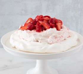 pavlova with red berry sauce