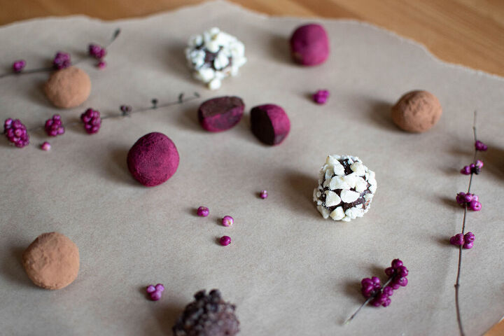 simple chocolate truffles with toppings