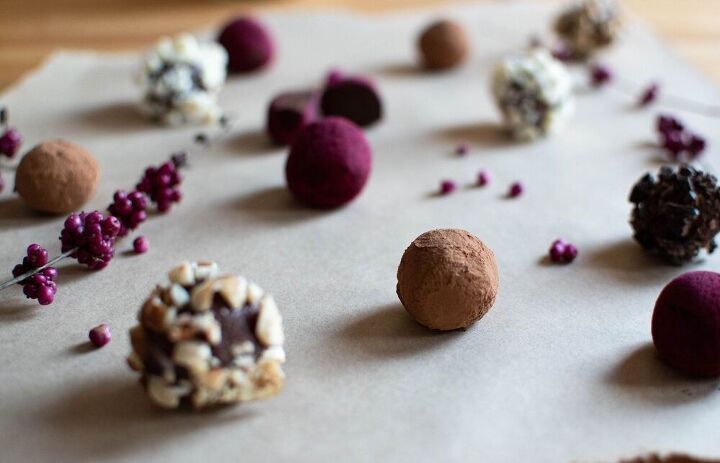 simple chocolate truffles with toppings