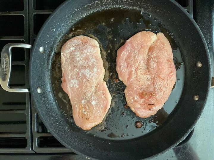 creamy chicken marsala, Raw chicken in pan