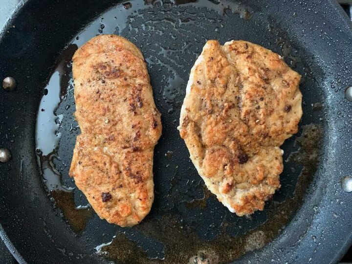 creamy chicken marsala, Browned chicken in pan