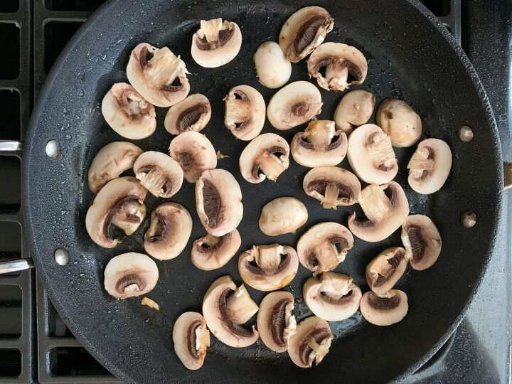 creamy chicken marsala, Mushrooms in a saute pan