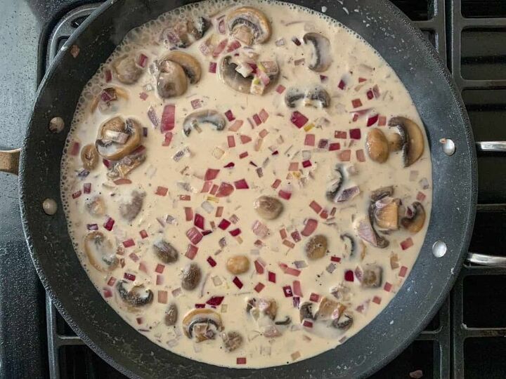 creamy chicken marsala, Simmering sauce in pan