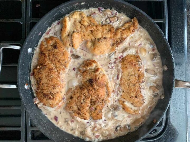 creamy chicken marsala, Chicken in creamy sauce in pan