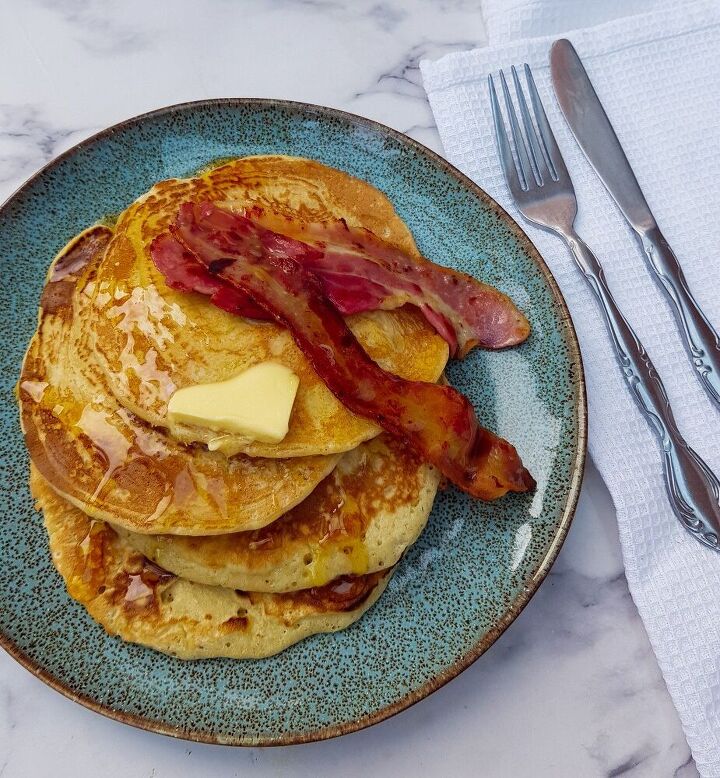 fluffy american style pancakes with maple syrup and bacon