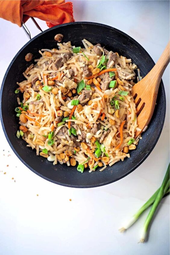beef pad thai with crunchy peanuts