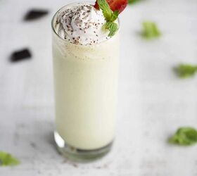 This naturally green shamrock shake has just 3 ingredients & we can't wait to make it!