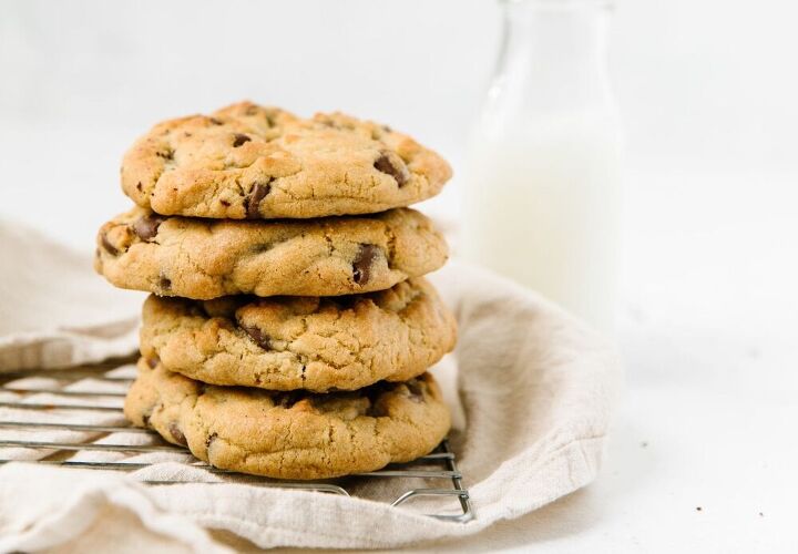 the best bakery style chocolate chip cookies