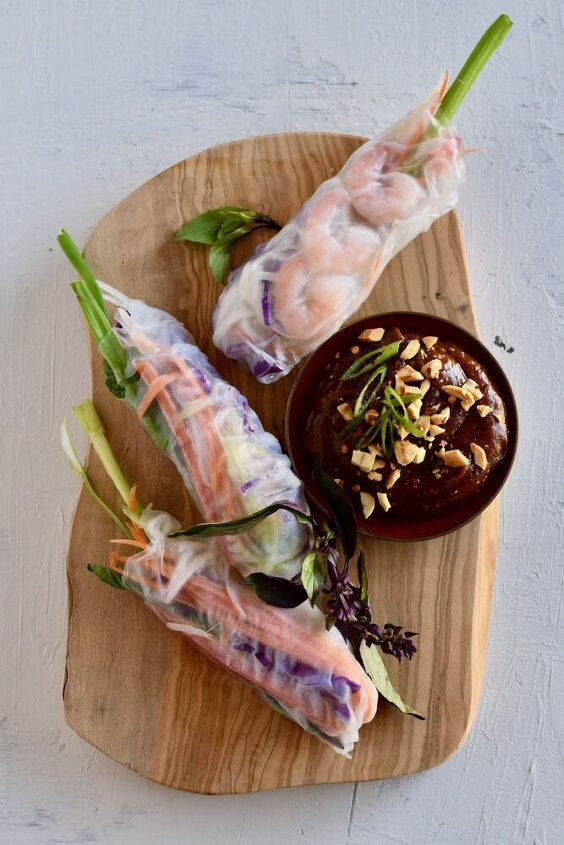 fresh vietnamese spring rolls with peanut hoisin sauce