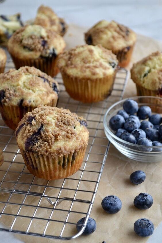 blueberry muffins with streusel topping