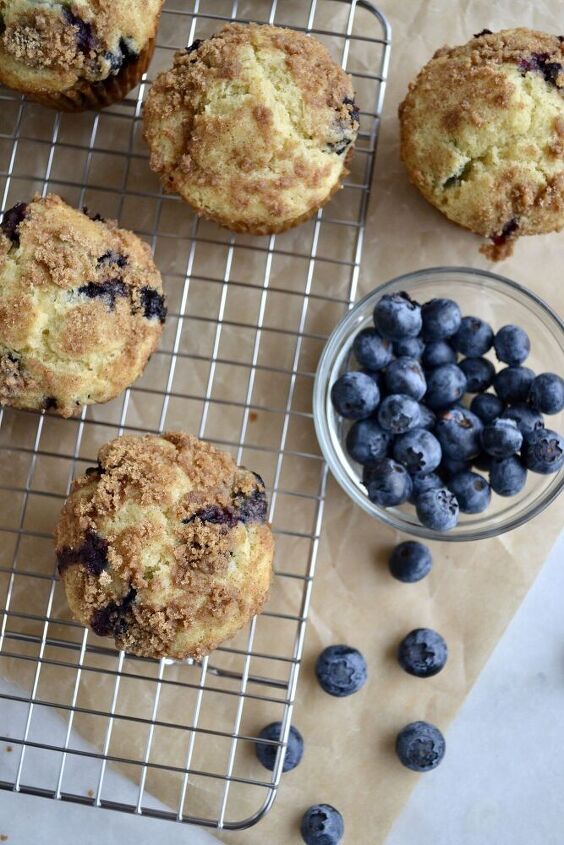 blueberry muffins with streusel topping