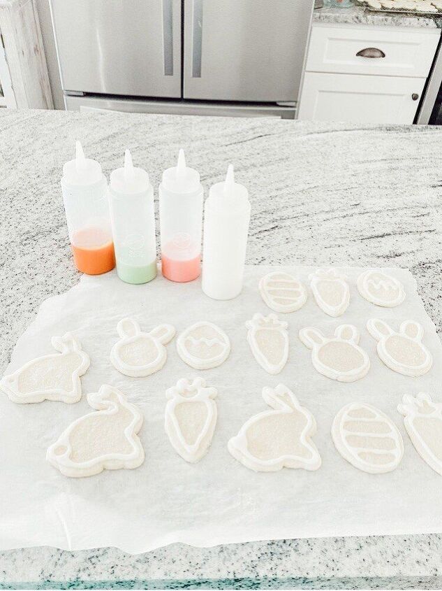 the easiest way to ice easter sugar cookies, You can see here the border icing I made around the cookies