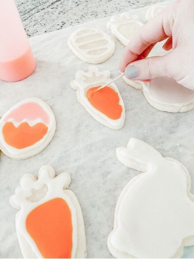 the easiest way to ice easter sugar cookies, I like to use a toothpick to spread the flood icing around the cookie