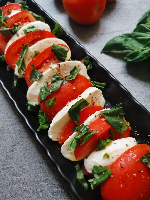 insalata caprese mozzarella and tomato salad