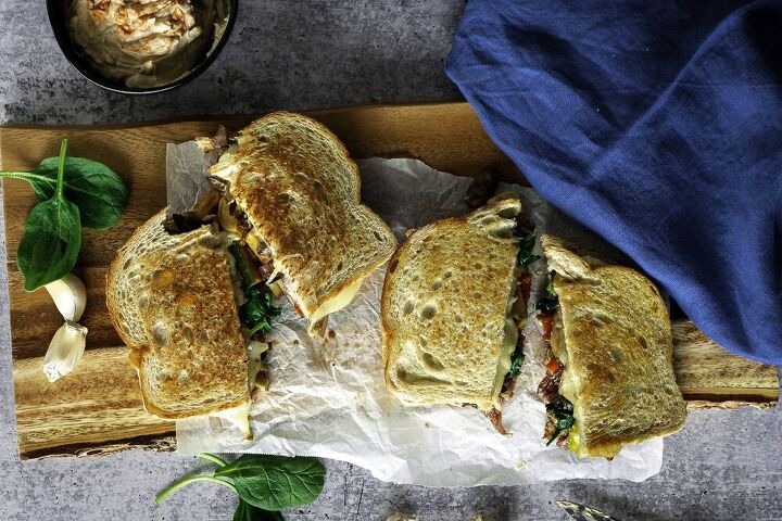 vegetable sandwich with balsamic glaze