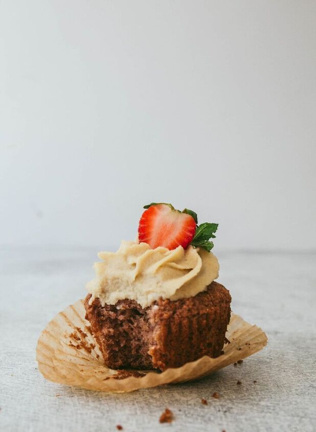 strawberry cupcakes with vanilla cashew buttercream