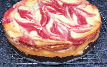 Keto Strawberry Swirl Cheesecake With an Oreo Cookie Crust