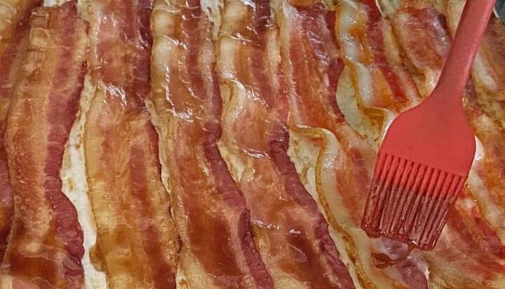 maple candied bacon recipe, Brush the bacon on one side with the brown sugar maple syrup glaze
