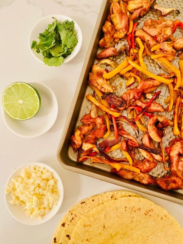 30 minute sheet pan chicken fajitas