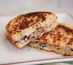What makes this grilled cheese for grown-ups (delicious!)