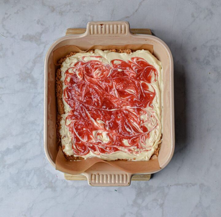strawberry swirl cheesecake bars