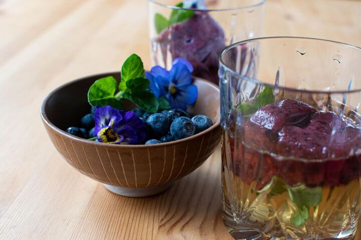 fresh blueberry ice cubes for mint juleps