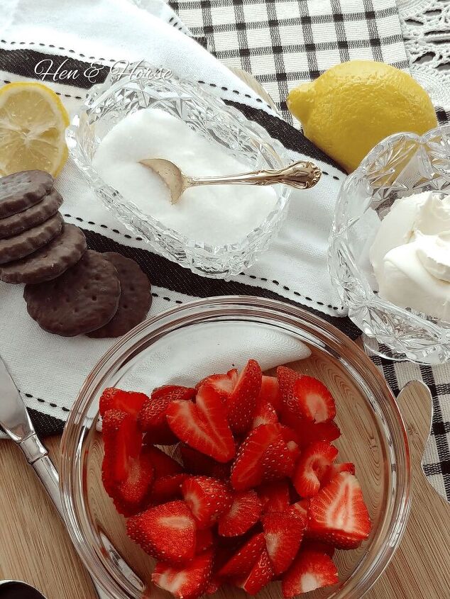 the best strawberry mascarpone topped mint cookie dessert, Easy Treats for Your Family