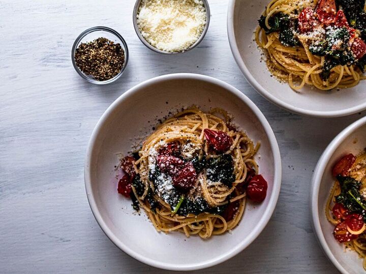 spaghetti with kale and tomatoes