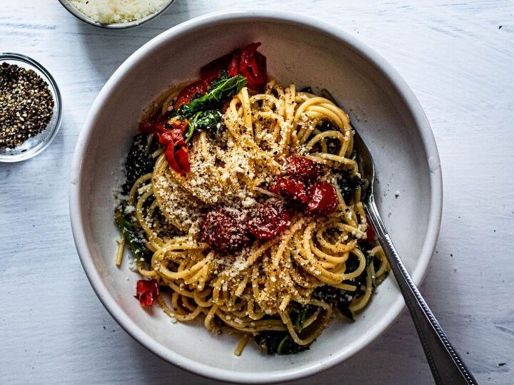 spaghetti with kale and tomatoes