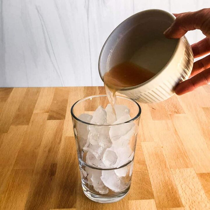 refreshing paloma cocktail, Pour the juice into a glass of ice