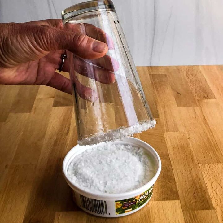 refreshing paloma cocktail, Dip into salt
