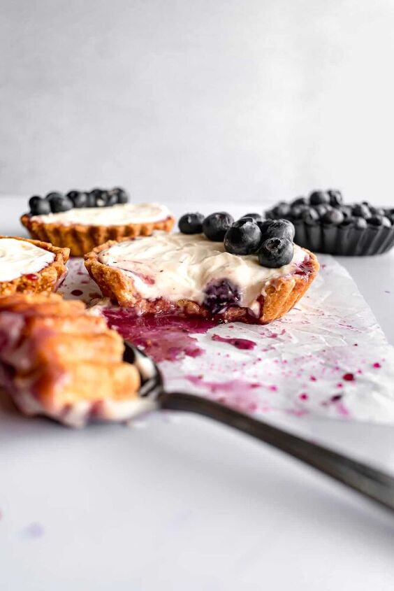 mini blueberry chantilly cheesecake tarts