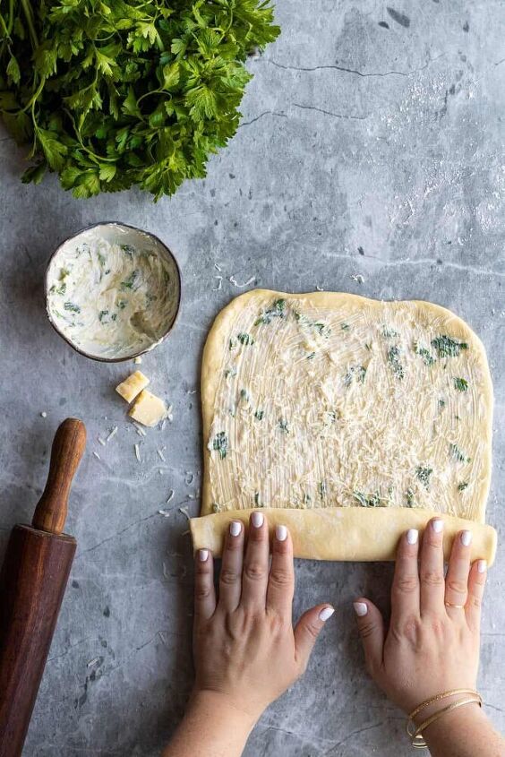 garlic parmesan rolls, Roll up the dough