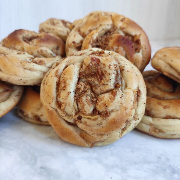 vegan apple cinnamon buns