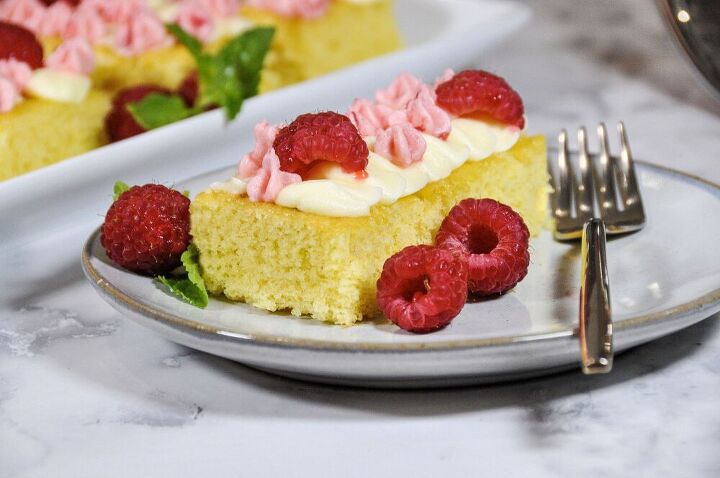 raspberry cake bars