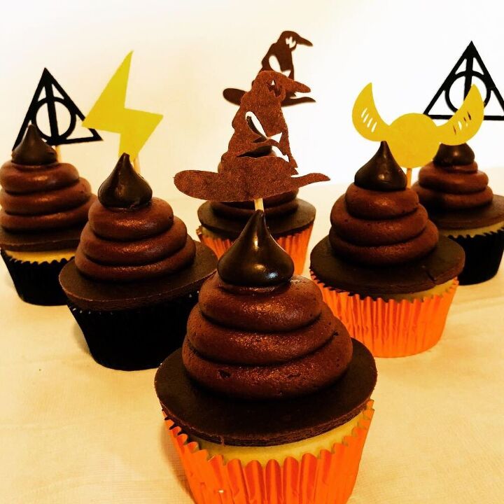 feast like a wizard 10 magical recipes from the world of harry potter, Harry Potter Sorting Hat Cupcakes