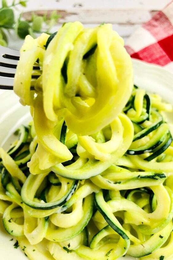 how to make zucchini noodles with homemade alfredo sauce
