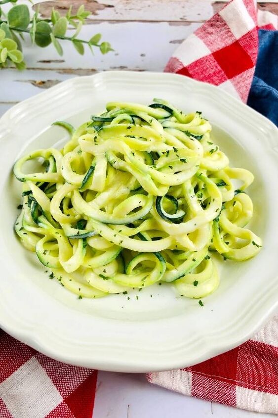 how to make zucchini noodles with homemade alfredo sauce