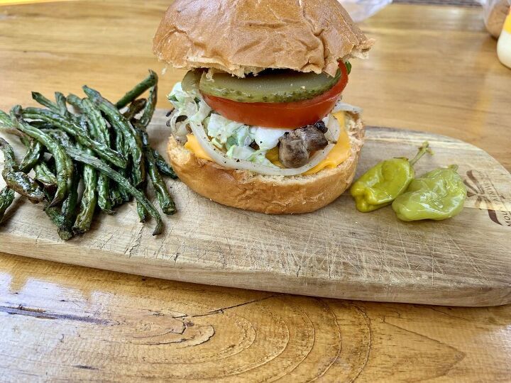 summer burger with green beans chips