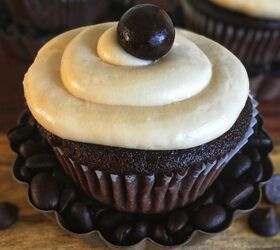 Dark Chocolate Cupcakes With Kahlua Cream Cheese Frosting
