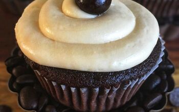 Dark Chocolate Cupcakes With Kahlua Cream Cheese Frosting