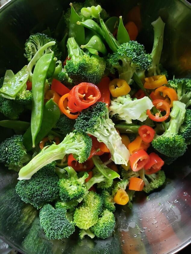 instant pot sweet pepper peanut chicken, Add broccoli florets snow peas and sliced peppers