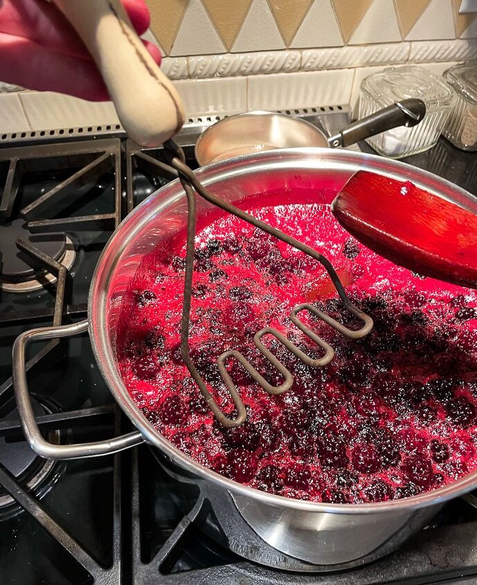 How to Make Blackberry Jam + Free Printable Labels | Foodtalk