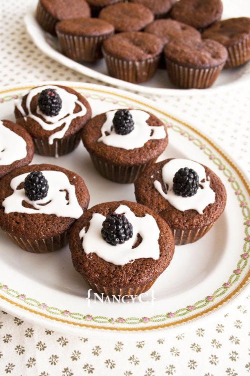 blackberry gingerbread muffins