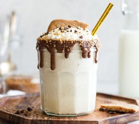 vanilla biscoff milkshake with chocolate drizzle